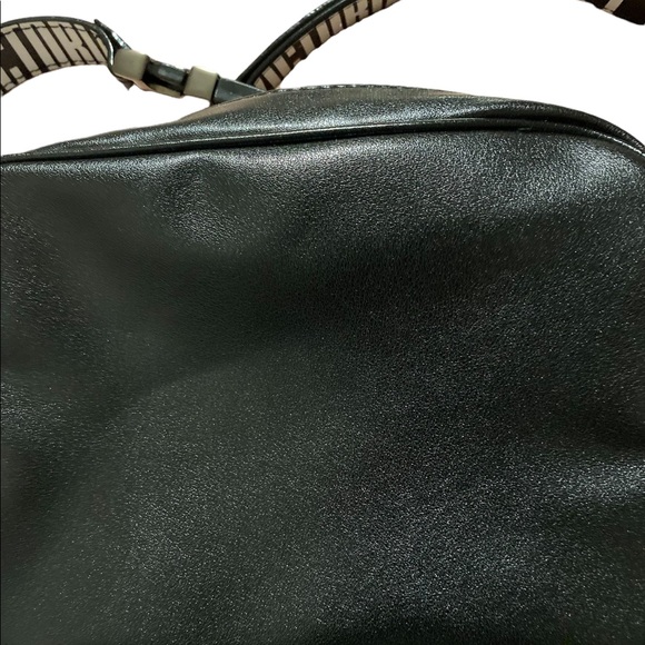 Victoria Secret purse can wear around your waist or shoulder - Picture 5 of 10